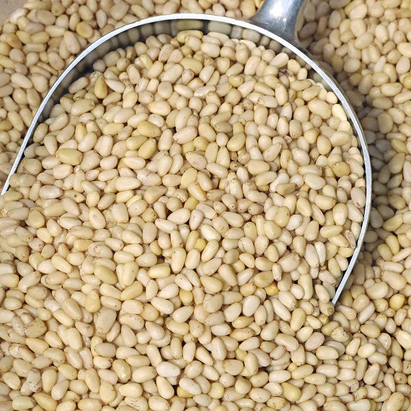 Bio-Pinienkerne – Erhältlich bei Kornkiste, der nachhaltigen Unverpackt-Online-Foodcoop. Bio, plastikfrei und ökologisch verpackt im praktischen Mehrweg-Großgebinde. Lose und ressourcenschonend für gemeinschaftliches, bewusstes Einkaufen. Jetzt online bestellen!