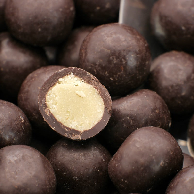 Bio-Schoko-Marzipan Kugeln (vegan) – Erhältlich bei Kornkiste, der nachhaltigen Unverpackt-Online-Foodcoop. Bio, plastikfrei und ökologisch verpackt im praktischen Mehrweg-Großgebinde. Lose und ressourcenschonend für gemeinschaftliches, bewusstes Einkaufen. Jetzt online bestellen!