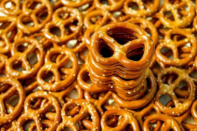 Bio-Brezel - Mini (Dinkel) – Erhältlich bei Kornkiste, der nachhaltigen Unverpackt-Online-Foodcoop. Bio, plastikfrei und ökologisch verpackt im praktischen Mehrweg-Großgebinde. Lose und ressourcenschonend für gemeinschaftliches, bewusstes Einkaufen. Jetzt online bestellen!