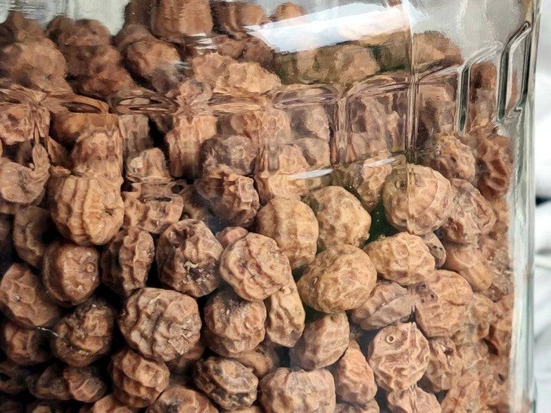 Bio-Erdmandeln ganz, braun – Erhältlich bei Kornkiste, der nachhaltigen Unverpackt-Online-Foodcoop. Bio, plastikfrei und ökologisch verpackt im praktischen Mehrweg-Großgebinde. Lose und ressourcenschonend für gemeinschaftliches, bewusstes Einkaufen. Jetzt online bestellen!