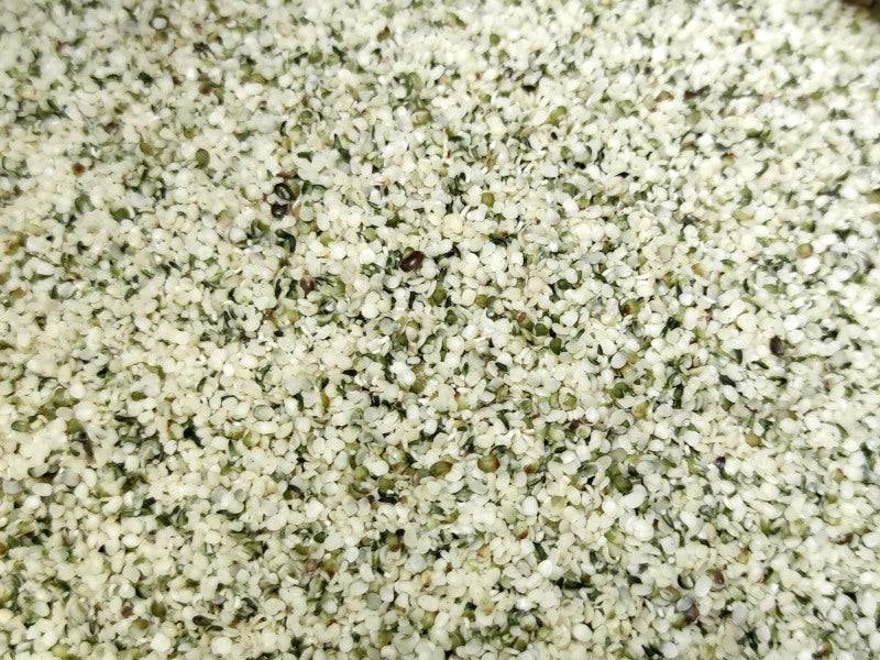 Bio-Hanfsamen (geschält) – Erhältlich bei Kornkiste, der nachhaltigen Unverpackt-Online-Foodcoop. Bio, plastikfrei und ökologisch verpackt im praktischen Mehrweg-Großgebinde. Lose und ressourcenschonend für gemeinschaftliches, bewusstes Einkaufen. Jetzt online bestellen!