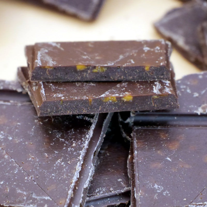 Bio-Schokolade (Bruch) 62% "Salz Karamell" – Erhältlich bei Kornkiste, der nachhaltigen Unverpackt-Online-Foodcoop. Bio, plastikfrei und ökologisch verpackt im praktischen Mehrweg-Großgebinde. Lose und ressourcenschonend für gemeinschaftliches, bewusstes Einkaufen. Jetzt online bestellen!