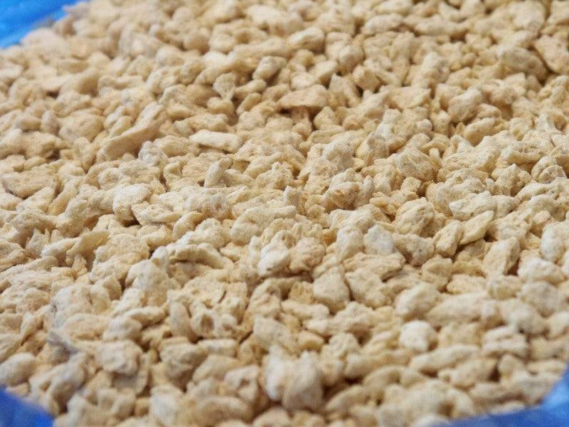Bio-Soja Granulat (Schnetzel fein) – Erhältlich bei Kornkiste, der nachhaltigen Unverpackt-Online-Foodcoop. Bio, plastikfrei und ökologisch verpackt im praktischen Mehrweg-Großgebinde. Lose und ressourcenschonend für gemeinschaftliches, bewusstes Einkaufen. Jetzt online bestellen!