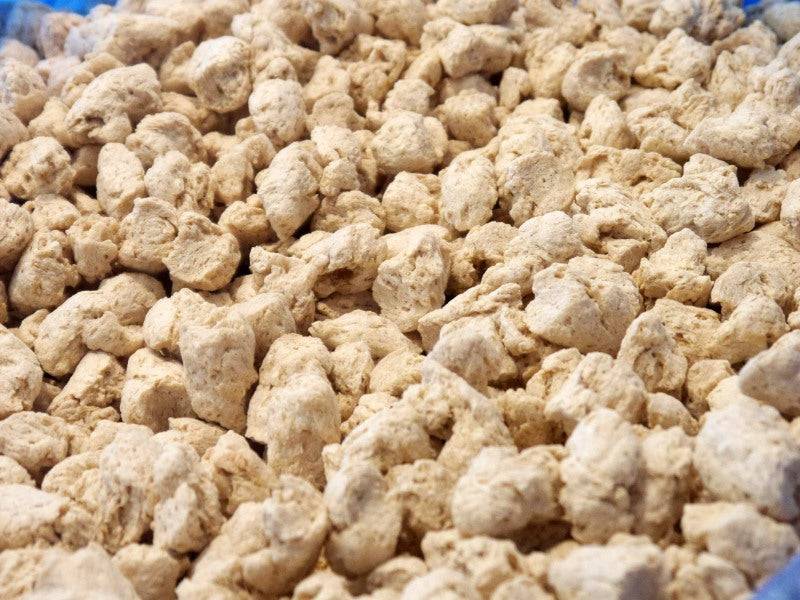 Bio-Soja Schnetzel (grob) – Erhältlich bei Kornkiste, der nachhaltigen Unverpackt-Online-Foodcoop. Bio, plastikfrei und ökologisch verpackt im praktischen Mehrweg-Großgebinde. Lose und ressourcenschonend für gemeinschaftliches, bewusstes Einkaufen. Jetzt online bestellen!