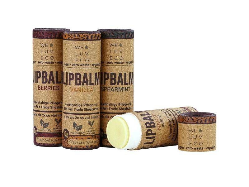 WE LUV ECO Lippenbalsam (farblos) in Kartonhülse – Erhältlich bei Kornkiste, der nachhaltigen Unverpackt-Online-Foodcoop. Bio, plastikfrei und ökologisch verpackt im praktischen Mehrweg-Großgebinde. Lose und ressourcenschonend für gemeinschaftliches, bewusstes Einkaufen. Jetzt online bestellen!