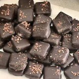 Bio-Pralinen ohne Zusatz von Zucker hergestellt (vegan) – Erhältlich bei Kornkiste, der nachhaltigen Unverpackt-Online-Foodcoop. Bio, plastikfrei und ökologisch verpackt im praktischen Mehrweg-Großgebinde. Lose und ressourcenschonend für gemeinschaftliches, bewusstes Einkaufen. Jetzt online bestellen!