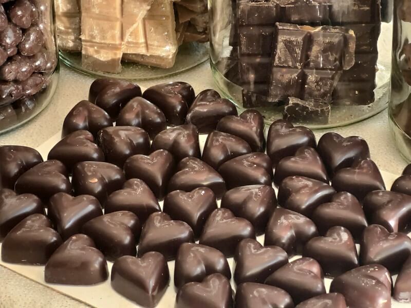 Bio-Pralinen ohne Zusatz von Zucker hergestellt (vegan) – Erhältlich bei Kornkiste, der nachhaltigen Unverpackt-Online-Foodcoop. Bio, plastikfrei und ökologisch verpackt im praktischen Mehrweg-Großgebinde. Lose und ressourcenschonend für gemeinschaftliches, bewusstes Einkaufen. Jetzt online bestellen!