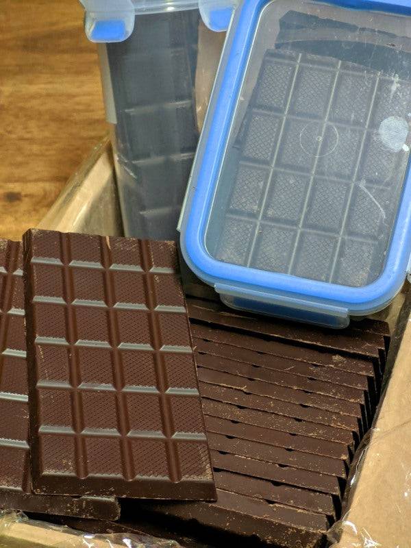 Bio-Schokolade Edelbitter 85% – Erhältlich bei Kornkiste, der nachhaltigen Unverpackt-Online-Foodcoop. Bio, plastikfrei und ökologisch verpackt im praktischen Mehrweg-Großgebinde. Lose und ressourcenschonend für gemeinschaftliches, bewusstes Einkaufen. Jetzt online bestellen!