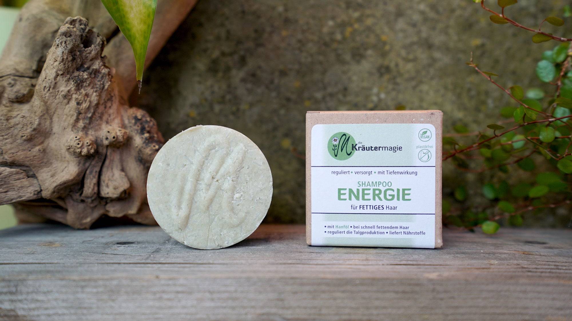 Festes Shampoo von Kräutermagie – Erhältlich bei Kornkiste, der nachhaltigen Unverpackt-Online-Foodcoop. Bio, plastikfrei und ökologisch verpackt im praktischen Mehrweg-Großgebinde. Lose und ressourcenschonend für gemeinschaftliches, bewusstes Einkaufen. Jetzt online bestellen!