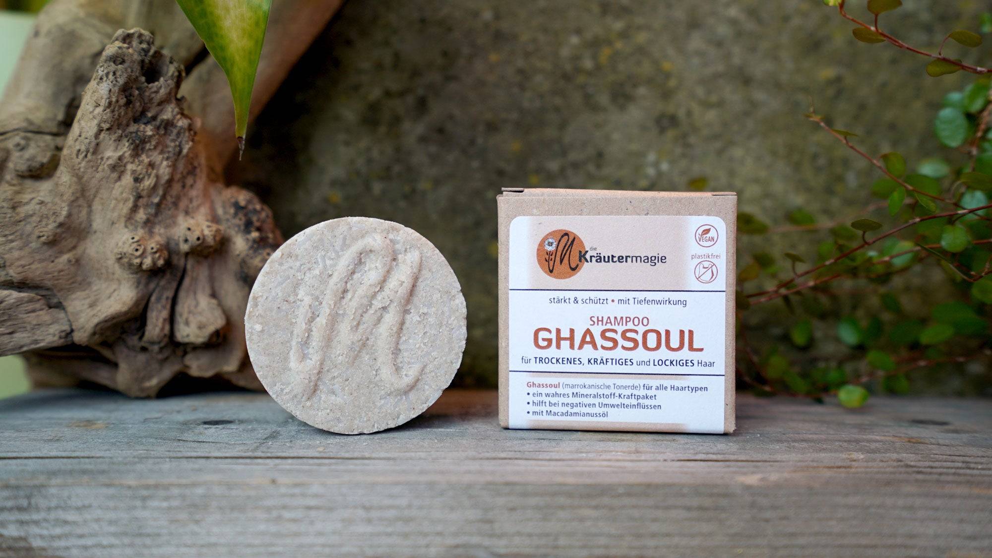 Festes Shampoo von Kräutermagie – Erhältlich bei Kornkiste, der nachhaltigen Unverpackt-Online-Foodcoop. Bio, plastikfrei und ökologisch verpackt im praktischen Mehrweg-Großgebinde. Lose und ressourcenschonend für gemeinschaftliches, bewusstes Einkaufen. Jetzt online bestellen!