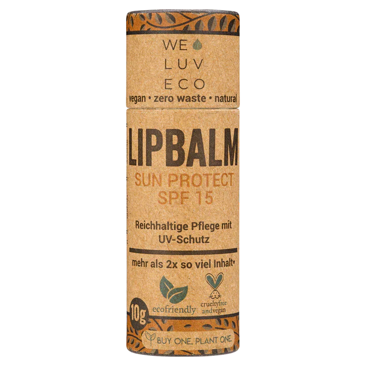 WE LUV ECO Lippenbalsam "Sun Protect" in Kartonhülse – Erhältlich bei Kornkiste, der nachhaltigen Unverpackt-Online-Foodcoop. Bio, plastikfrei und ökologisch verpackt im praktischen Mehrweg-Großgebinde. Lose und ressourcenschonend für gemeinschaftliches, bewusstes Einkaufen. Jetzt online bestellen!