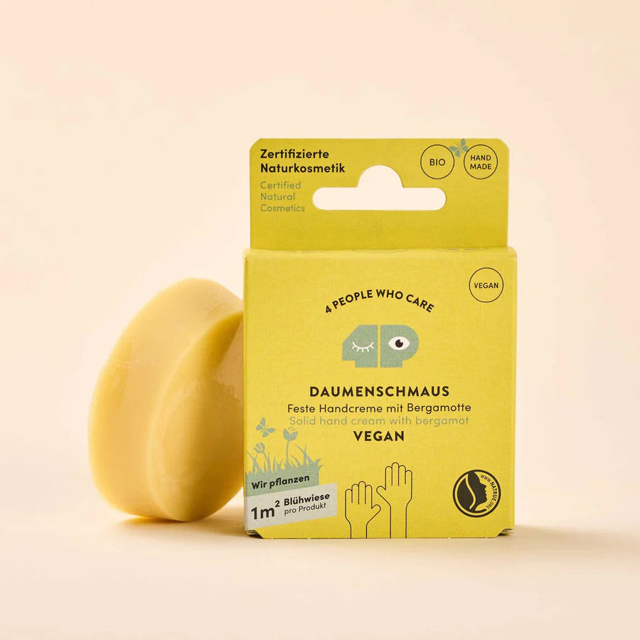 4peoplewhocare feste Handcreme "Daumenschmaus" – Erhältlich bei Kornkiste, der nachhaltigen Unverpackt-Online-Foodcoop. Bio, plastikfrei und ökologisch verpackt im praktischen Mehrweg-Großgebinde. Lose und ressourcenschonend für gemeinschaftliches, bewusstes Einkaufen. Jetzt online bestellen!