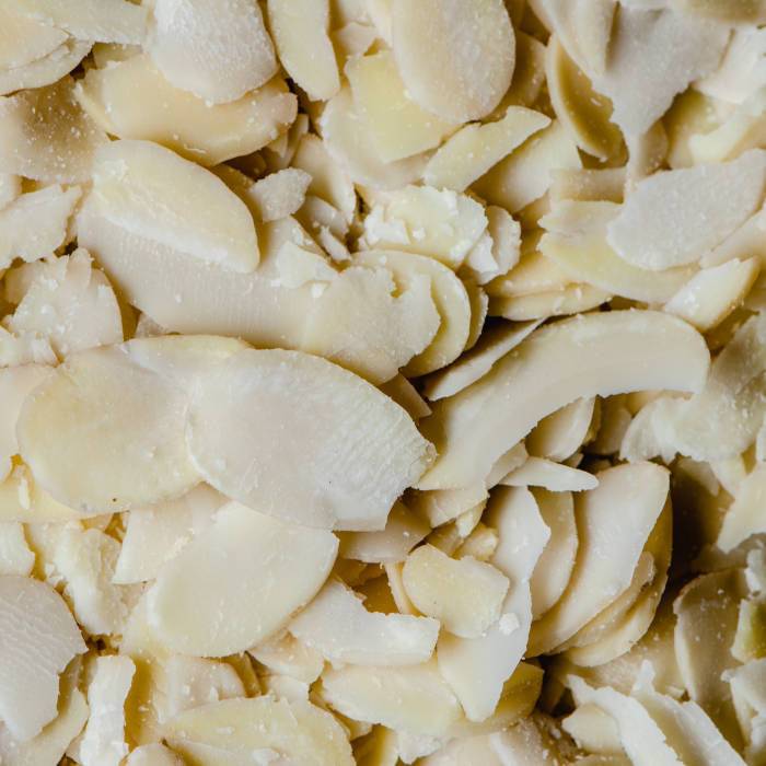 Bio-Mandeln blanchiert, gehobelt – Erhältlich bei Kornkiste, der nachhaltigen Unverpackt-Online-Foodcoop. Bio, plastikfrei und ökologisch verpackt im praktischen Mehrweg-Großgebinde. Lose und ressourcenschonend für gemeinschaftliches, bewusstes Einkaufen. Jetzt online bestellen!