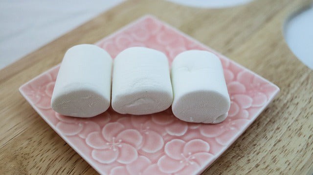 Bio-Marshmallows (vegan) – Erhältlich bei Kornkiste, der nachhaltigen Unverpackt-Online-Foodcoop. Bio, plastikfrei und ökologisch verpackt im praktischen Mehrweg-Großgebinde. Lose und ressourcenschonend für gemeinschaftliches, bewusstes Einkaufen. Jetzt online bestellen!