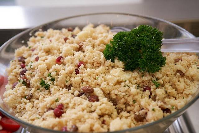 Bio-Couscous – Erhältlich bei Kornkiste, der nachhaltigen Unverpackt-Online-Foodcoop. Bio, plastikfrei und ökologisch verpackt im praktischen Mehrweg-Großgebinde. Lose und ressourcenschonend für gemeinschaftliches, bewusstes Einkaufen. Jetzt online bestellen!