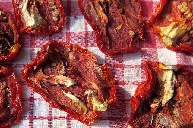 Bio-Tomaten getrocknet – Erhältlich bei Kornkiste, der nachhaltigen Unverpackt-Online-Foodcoop. Bio, plastikfrei und ökologisch verpackt im praktischen Mehrweg-Großgebinde. Lose und ressourcenschonend für gemeinschaftliches, bewusstes Einkaufen. Jetzt online bestellen!