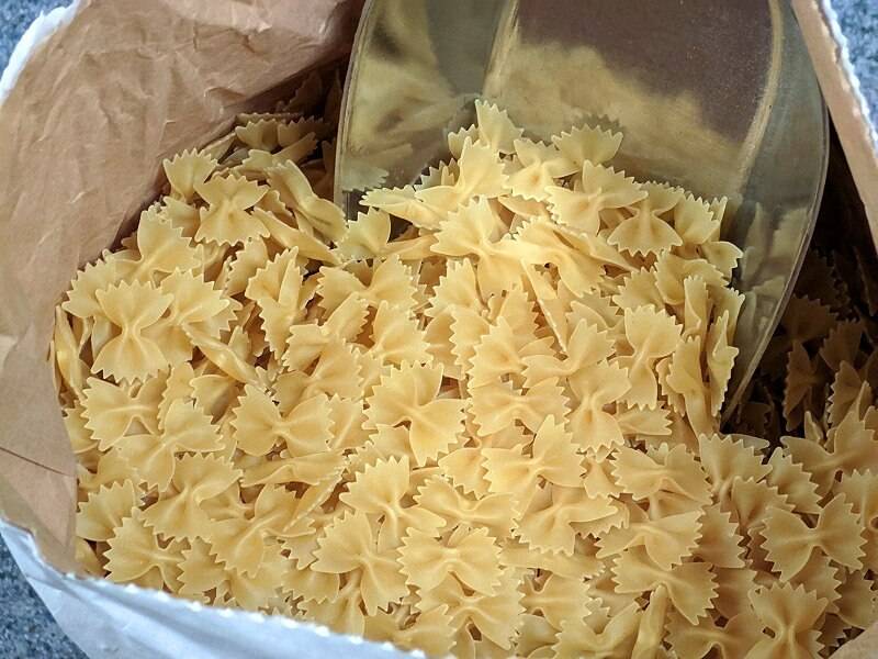 Bio-Nudeln Farfalle (Schmetterlinge) – Erhältlich bei Kornkiste, der nachhaltigen Unverpackt-Online-Foodcoop. Bio, plastikfrei und ökologisch verpackt im praktischen Mehrweg-Großgebinde. Lose und ressourcenschonend für gemeinschaftliches, bewusstes Einkaufen. Jetzt online bestellen!