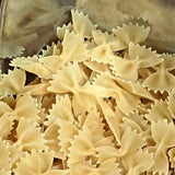 Bio-Nudeln Farfalle (Schmetterlinge) – Erhältlich bei Kornkiste, der nachhaltigen Unverpackt-Online-Foodcoop. Bio, plastikfrei und ökologisch verpackt im praktischen Mehrweg-Großgebinde. Lose und ressourcenschonend für gemeinschaftliches, bewusstes Einkaufen. Jetzt online bestellen!