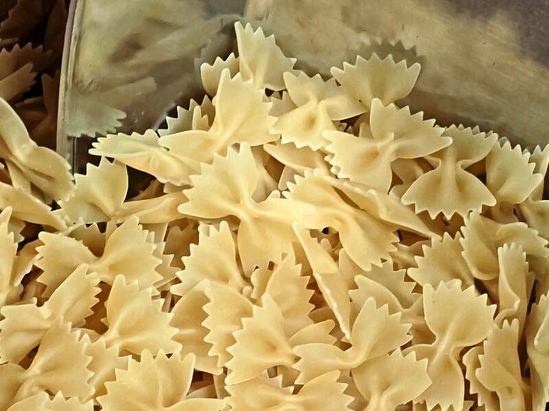 Bio-Nudeln Farfalle (Schmetterlinge) – Erhältlich bei Kornkiste, der nachhaltigen Unverpackt-Online-Foodcoop. Bio, plastikfrei und ökologisch verpackt im praktischen Mehrweg-Großgebinde. Lose und ressourcenschonend für gemeinschaftliches, bewusstes Einkaufen. Jetzt online bestellen!