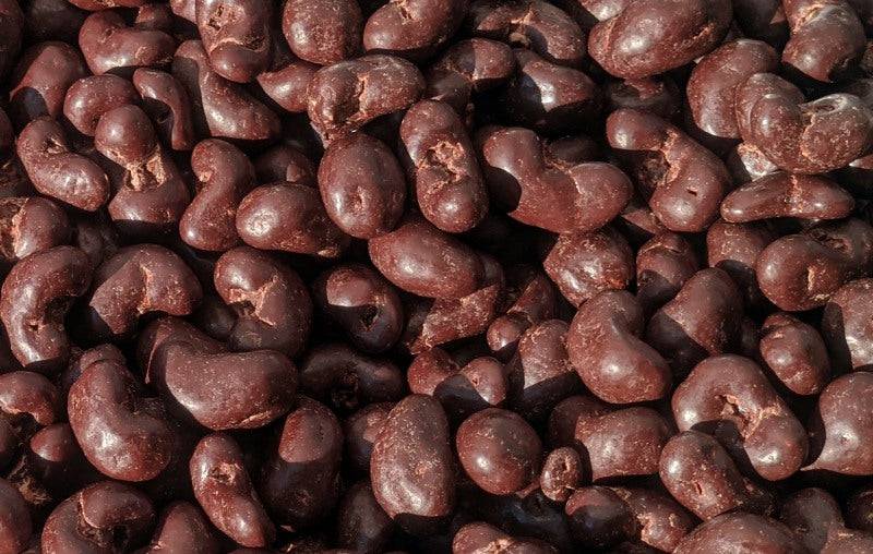 Bio-Schokolierte Cashewkerne dunkel (vegan) – Erhältlich bei Kornkiste, der nachhaltigen Unverpackt-Online-Foodcoop. Bio, plastikfrei und ökologisch verpackt im praktischen Mehrweg-Großgebinde. Lose und ressourcenschonend für gemeinschaftliches, bewusstes Einkaufen. Jetzt online bestellen!