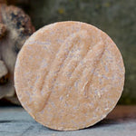 Festes Duschgel von Kräutermagie – Erhältlich bei Kornkiste, der nachhaltigen Unverpackt-Online-Foodcoop. Bio, plastikfrei und ökologisch verpackt im praktischen Mehrweg-Großgebinde. Lose und ressourcenschonend für gemeinschaftliches, bewusstes Einkaufen. Jetzt online bestellen!